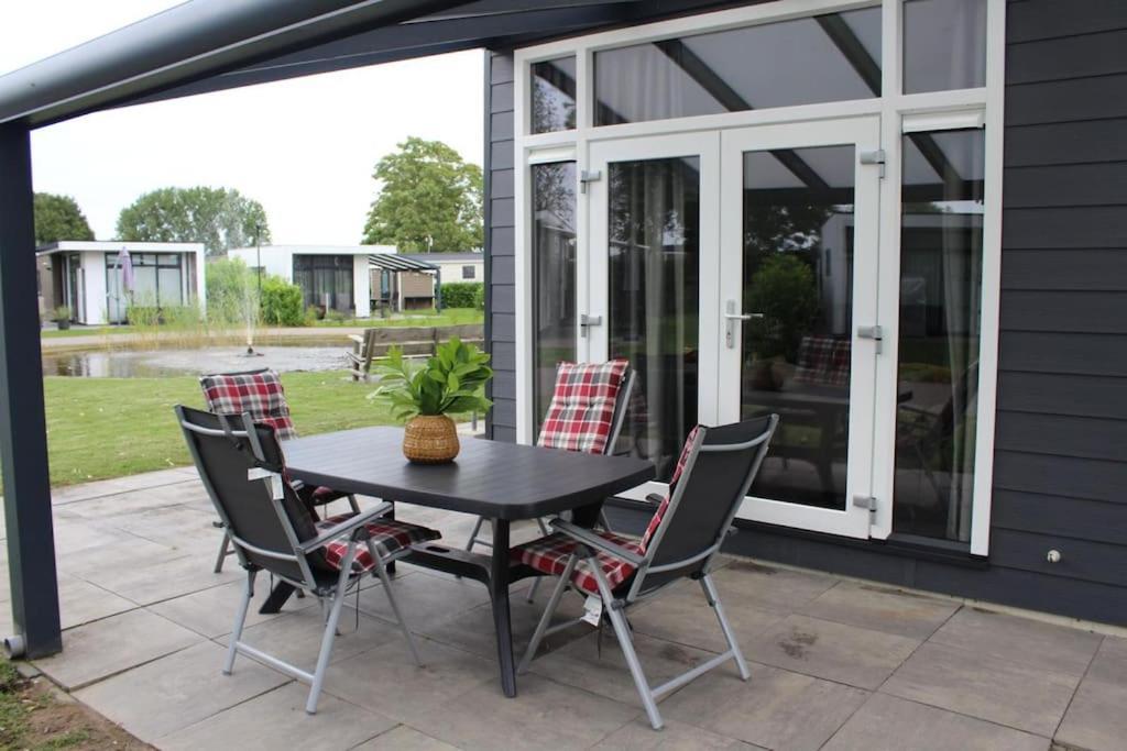 Chalet Met Vijverzicht Lathum