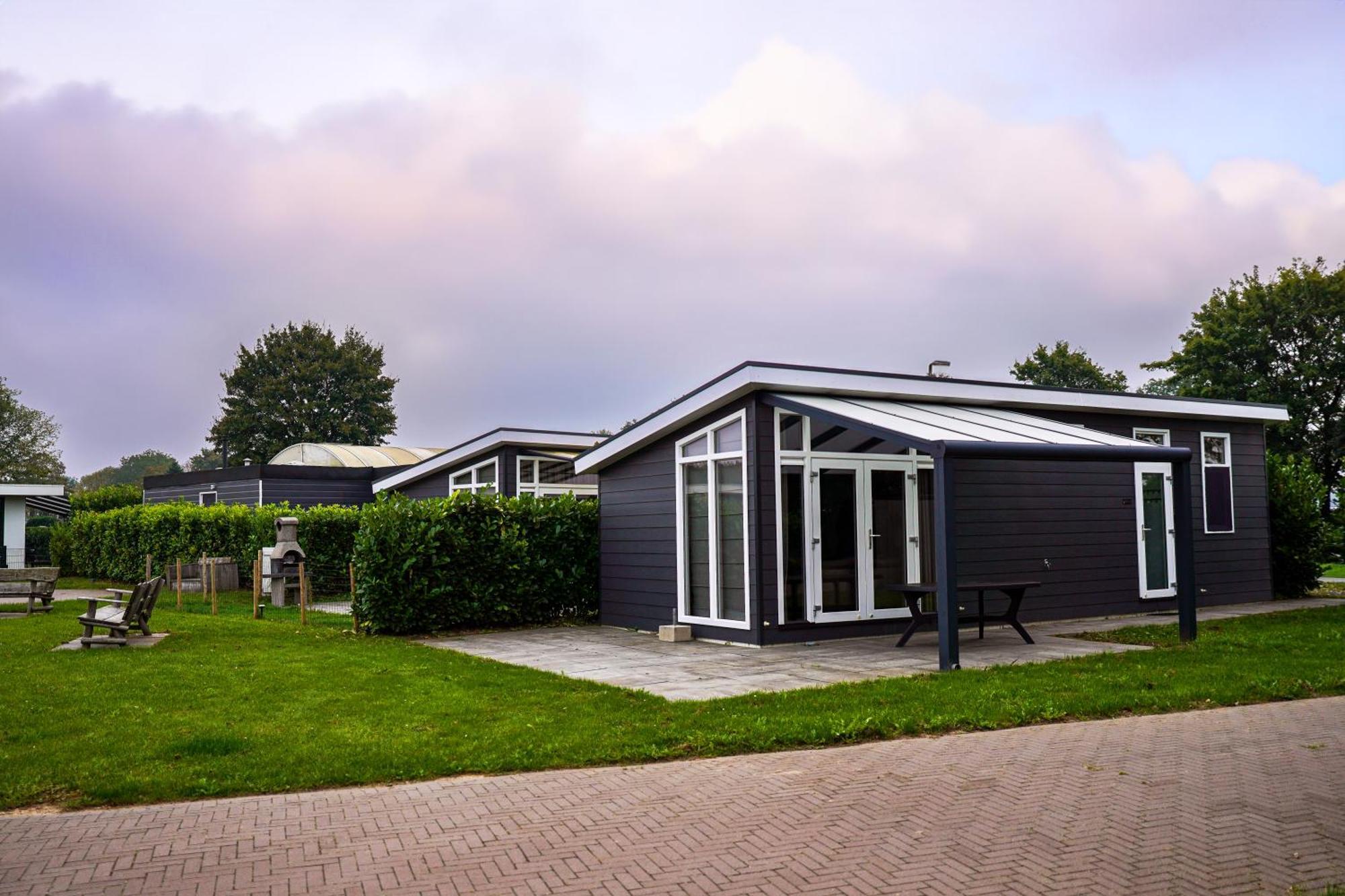 Met Vijverzicht Chalet Lathum