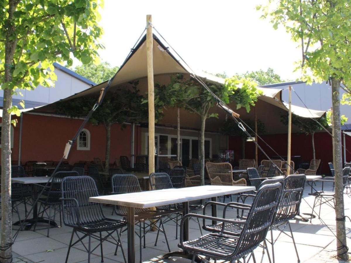 Chalet Met Vijverzicht