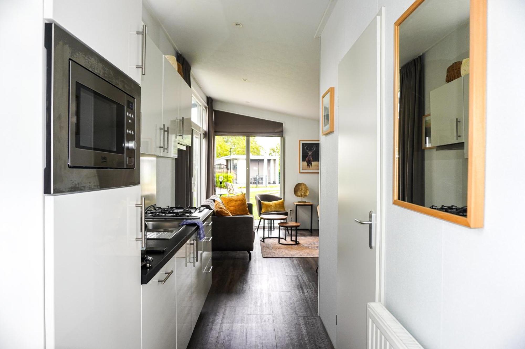 Met Vijverzicht Chalet Lathum